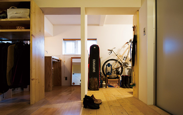 玄関横にはご主人が自転車のメンテナンスやDIYを行う部屋と水まわりを集約