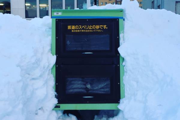 「砂箱」とは？北海道の冬の風物詩。その用途と魅力を知る