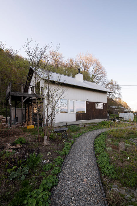 住宅は1階も2階も1フロアずつという贅沢な空間使い。「息子が寮に入ってからは、住まいのほとんどが妻のアトリエと化しています」と林田さんは笑う