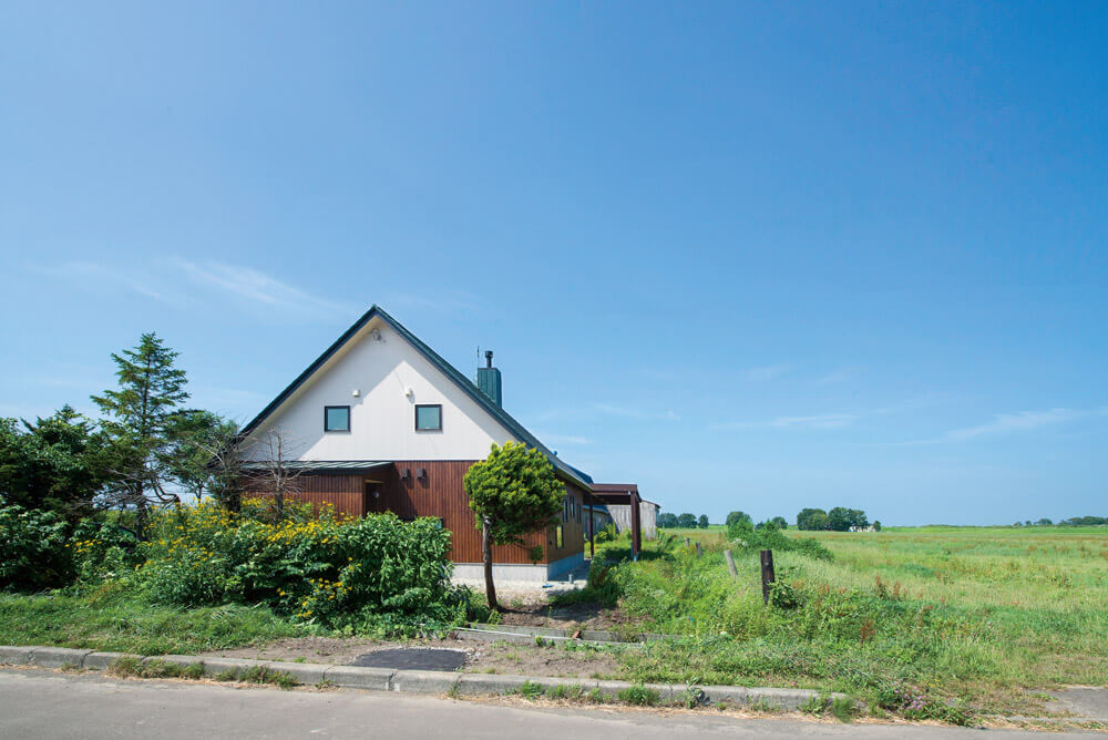 当別を通りかかった時に見かけた田園住宅に心惹かれ、辻野建設工業に土地探しから相談。馬小屋も建てられる十分な広さの土地に三角屋根の家を建てた（当別町・Kさん宅）