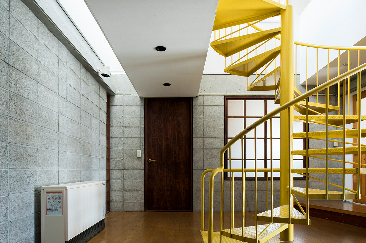 【BEFORE】2階ホール部分。リノベーション前は黄色い階段が存在感を放っていた