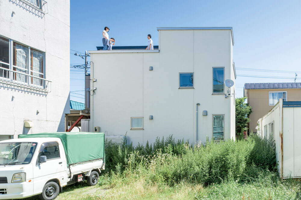 住まいの南側（写真右側）には、将来建物が建つ可能性があるため、南の窓は2階のみとし、東西の窓からも採光を得ている