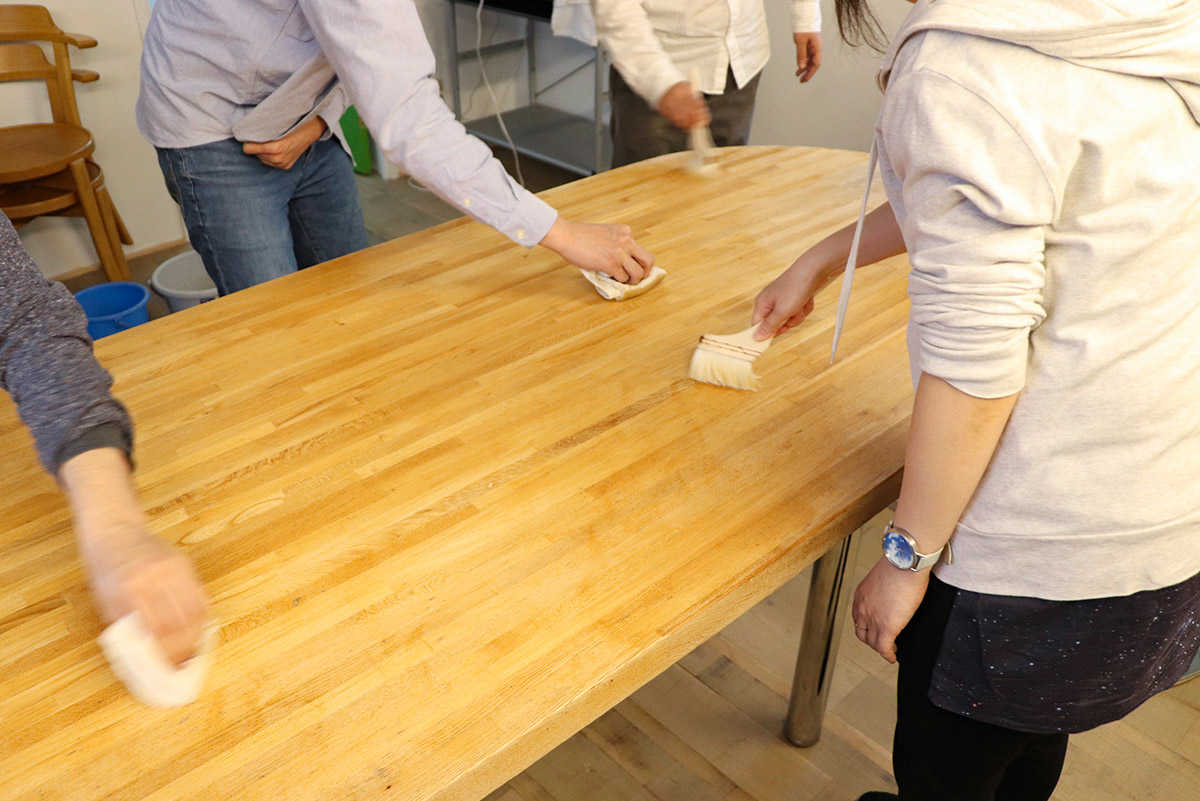 大テーブルを塗装する-リプランのDIYプロジェクト
