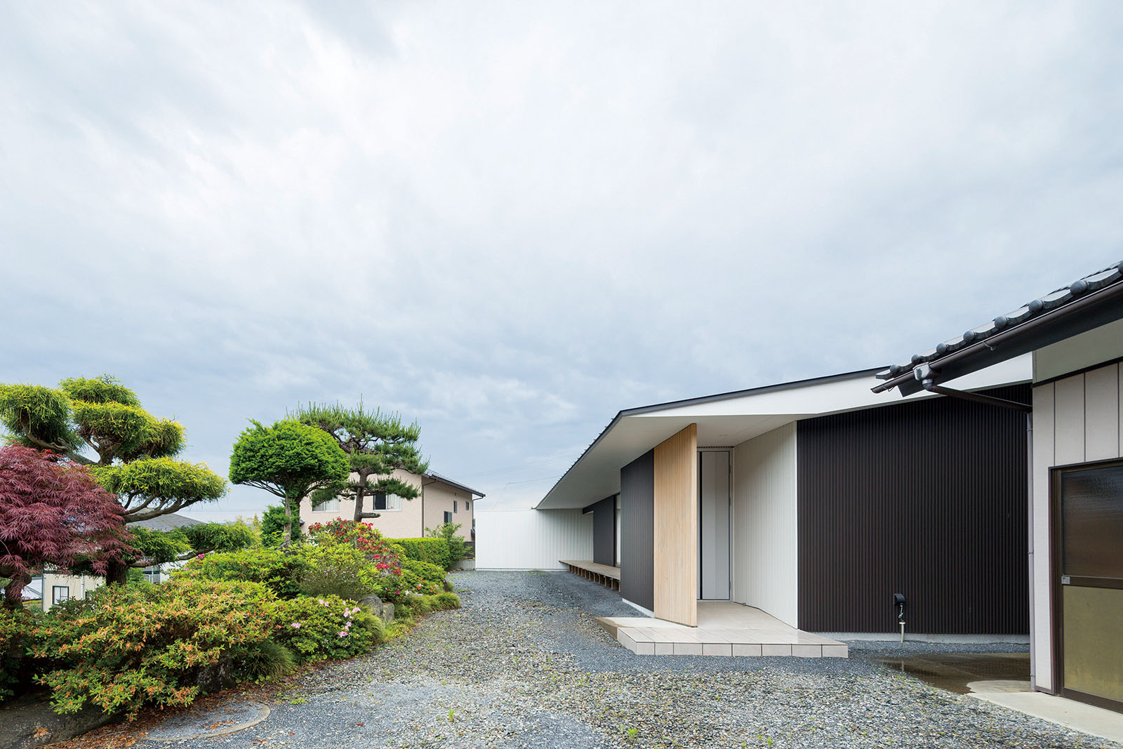 プライバシーの確保を計画しながらデザイン性高く仕上げた平屋。雨樋を廃した薄い軒先も美しい