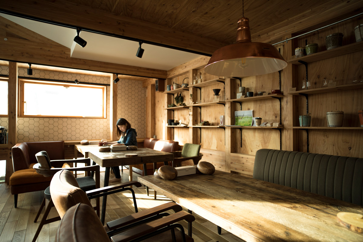 木の空間を引き立てるカフェ店内のインテリア