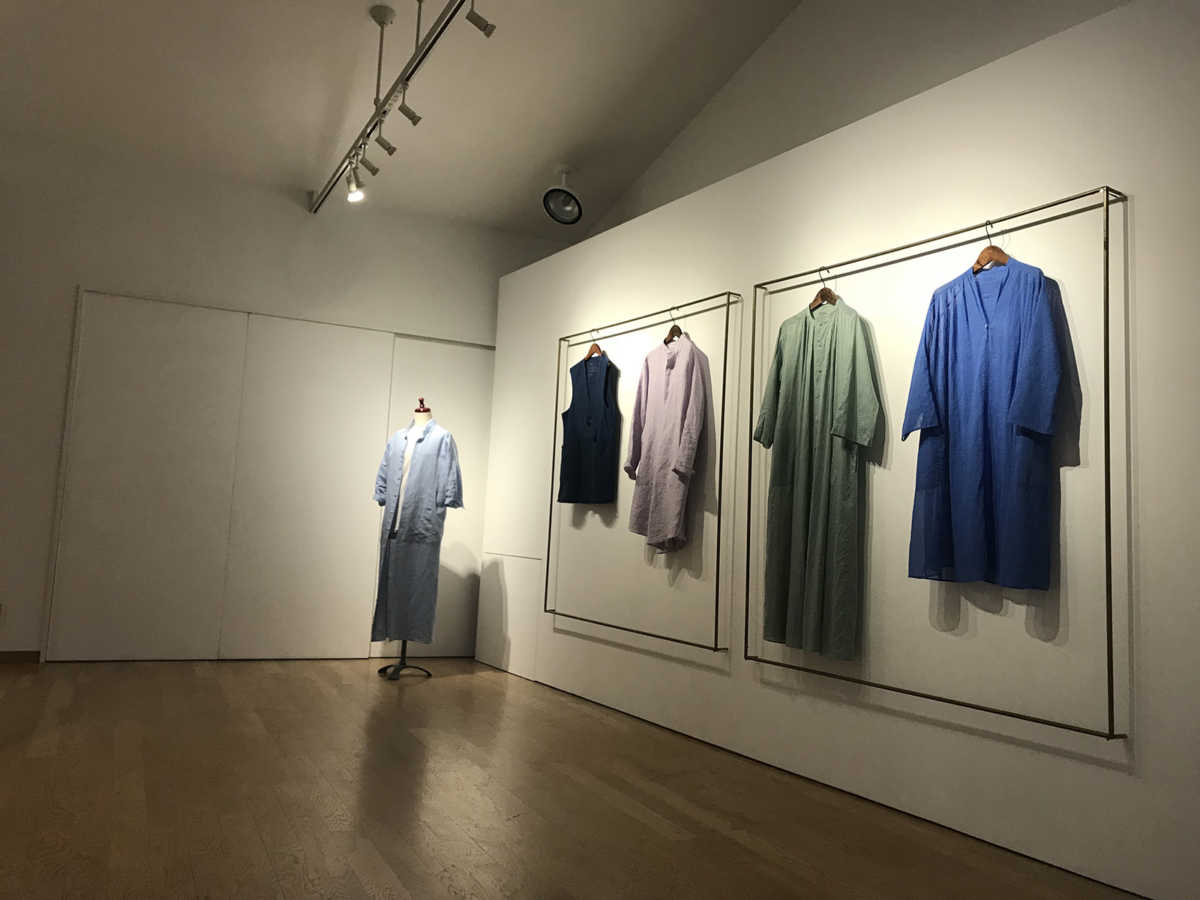 足取りもかろやかに洋服を見に行く