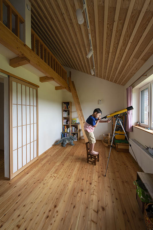 斜め天井の高さを生かしロフトをつけた子ども部屋。建具は障子張りの引き戸に