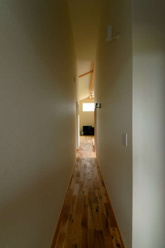 主寝室とLDKは廊下でつながる。右手前は娘さんの部屋。天井の高さと廊下が、奥行き感を演出している