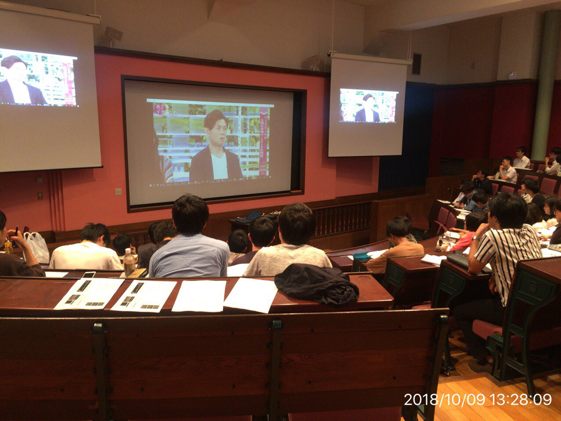 東京大学准教授の前真之さんが行う授業風景