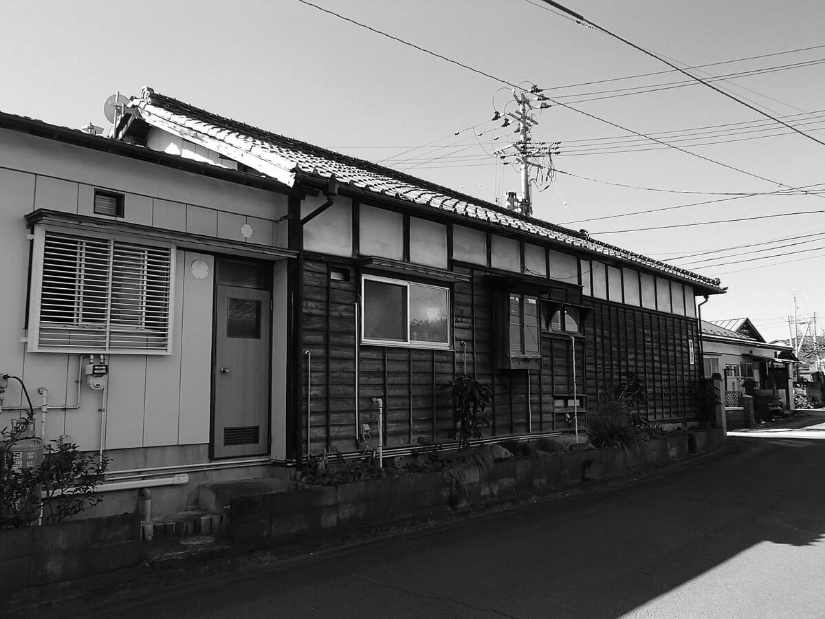 昔ながらの日本家屋を感じさせる木造平屋建ての住宅。過去に一度増築がなされていたが、住まい手の減ったこれからの生活にはその広さも部屋数も冗長であった。断熱材がまったくない土壁の家であるため隙間風も多く、屋根の不具合からくる雨漏りにも長年悩まされていた