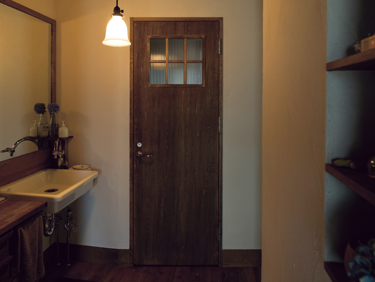 施工を担当した原田組が保管していた波板ガラスが正面トイレのドアに使われたり、古い板材がキッチンの飾り棚に使用されたりと、古いものと新しいものがうまく共存している