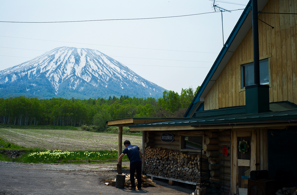 羊蹄山を望む絶好のロケーションに、湯口さんが営む薪ストーブ店はある