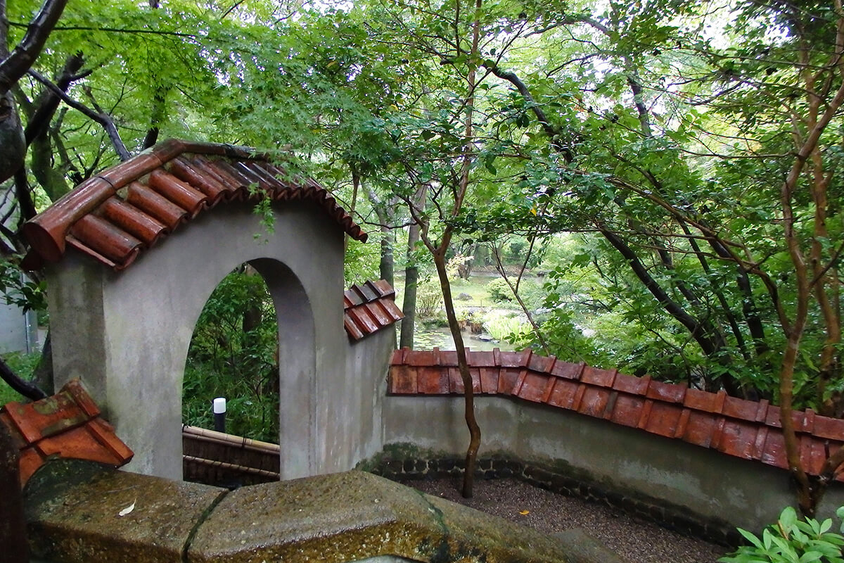 この日は雨天でもあったため、庭園はしっとりとした落ち着きのある表情に