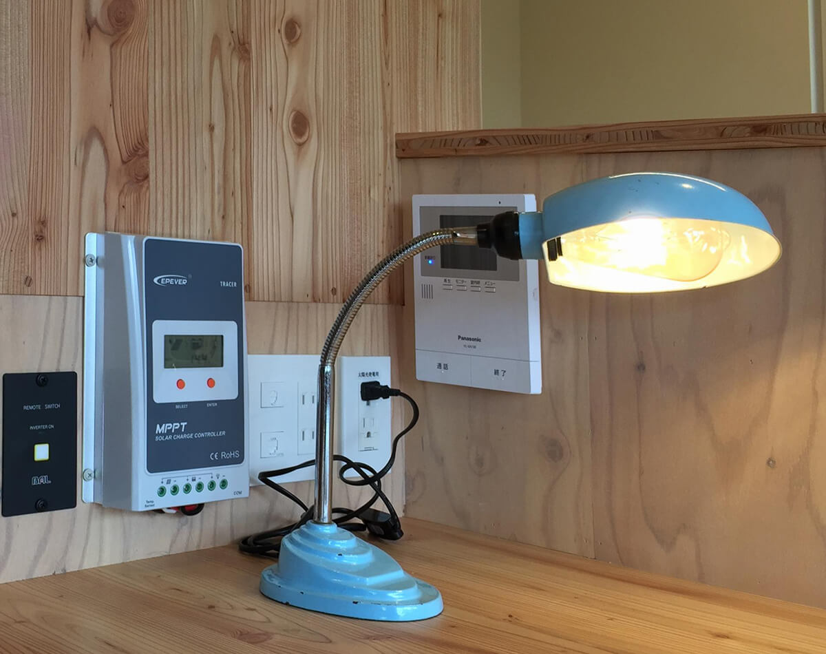 太陽光発電用のコンセントにスタンドのプラグを差し込めば、照明を確保できる