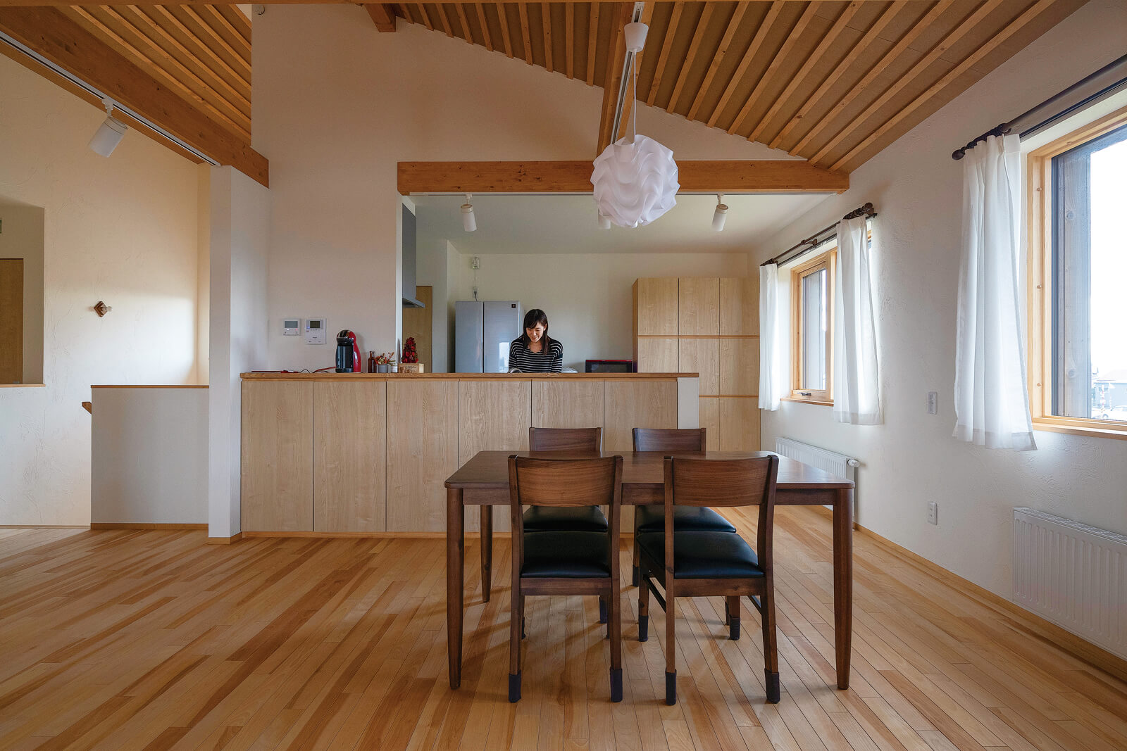 木質感豊かな勾配天井や塗り壁など自然素材が心地良い2階LDK