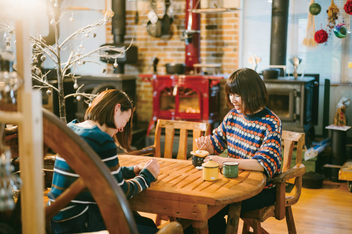 作った料理を楽しむ川上さんと同店スタッフの●さん。美味しくて心も温まる