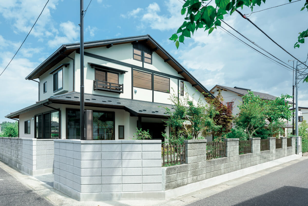 旧宅は平屋だったが、移築再生したSさんの住まいは2階建てに。南北方向だった切妻屋根を東西向きに変更したことで、南に面した2階主寝室とLDKには、たくさんの光が射し込む