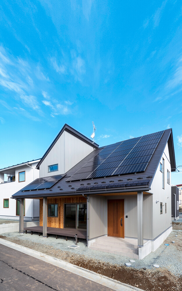 大屋根の一部に2階主寝室を立ち上げ、落ち着きのある中に動きを持たせたYさん宅の外観