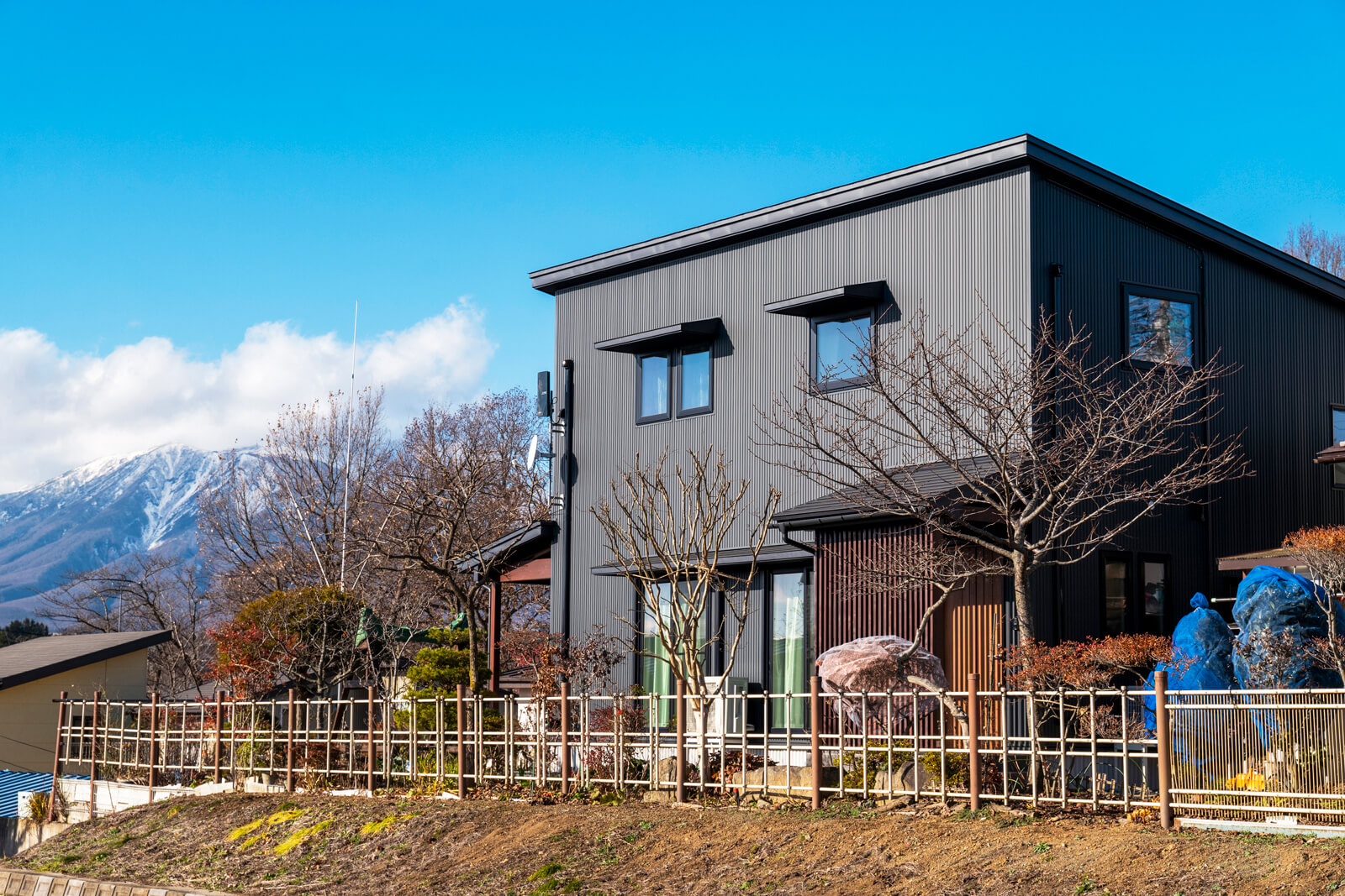 岩手山を望む地に建つFさん宅。キューブ型フォルムと黒い外壁のモダンテイスト