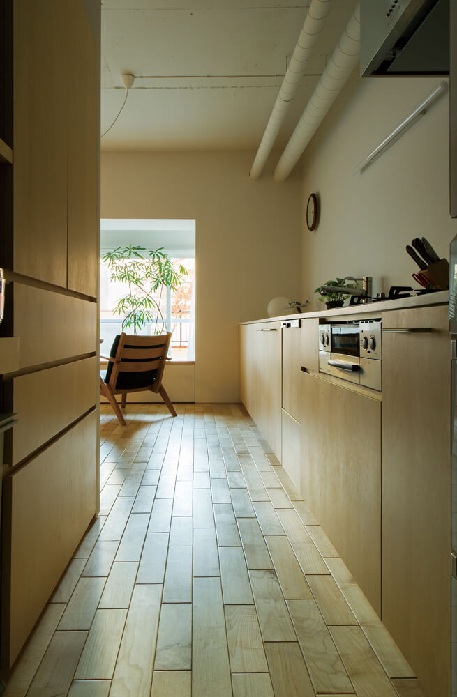 見せる部分と目隠しする部分をうまくつくり、使いやすく空間を効率的に使ったキッチン