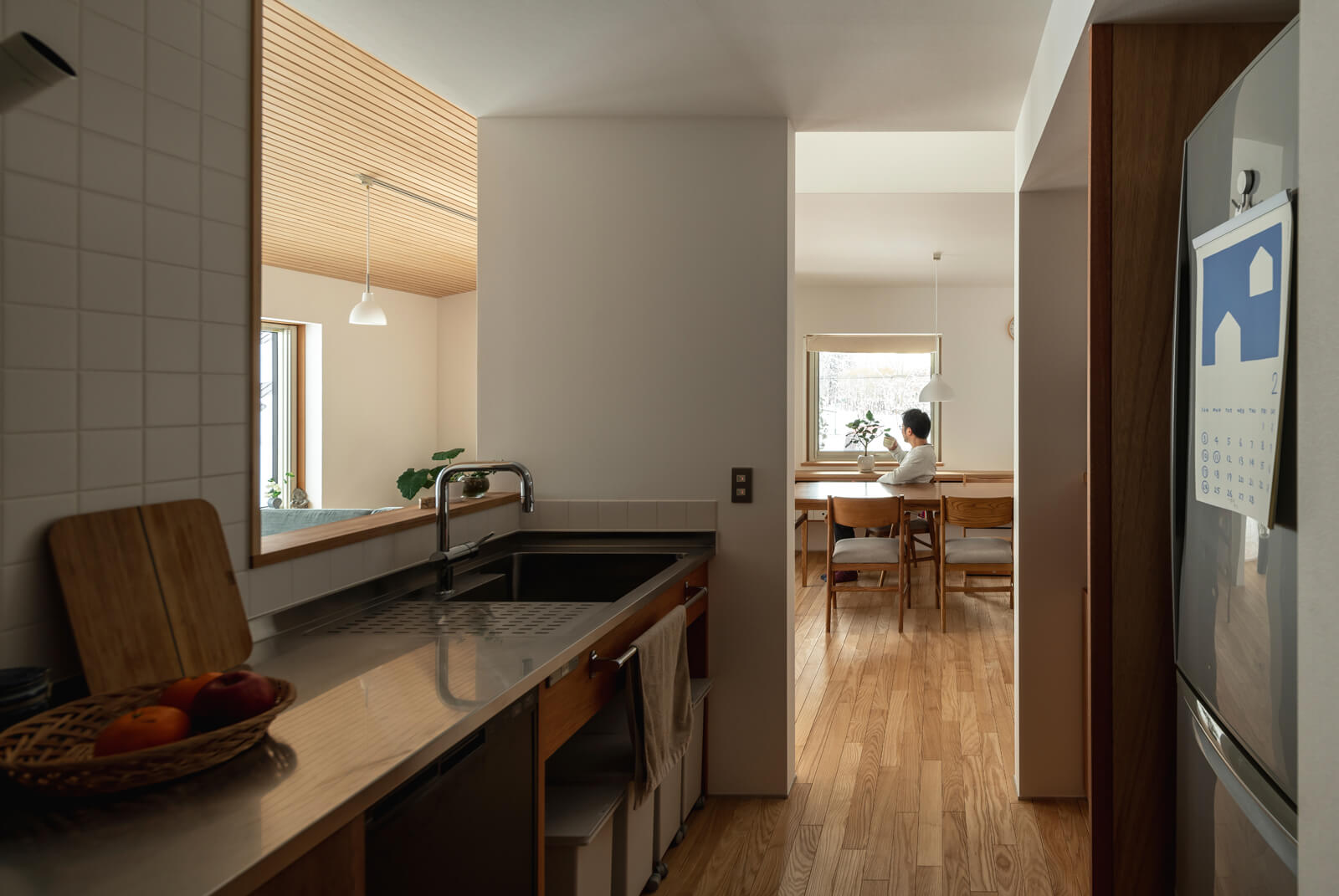 LDと壁だけで分離しているキッチンは、回遊動線の中心にレイアウトすることで、抜群の家事効率とほどよい閉鎖性を実現