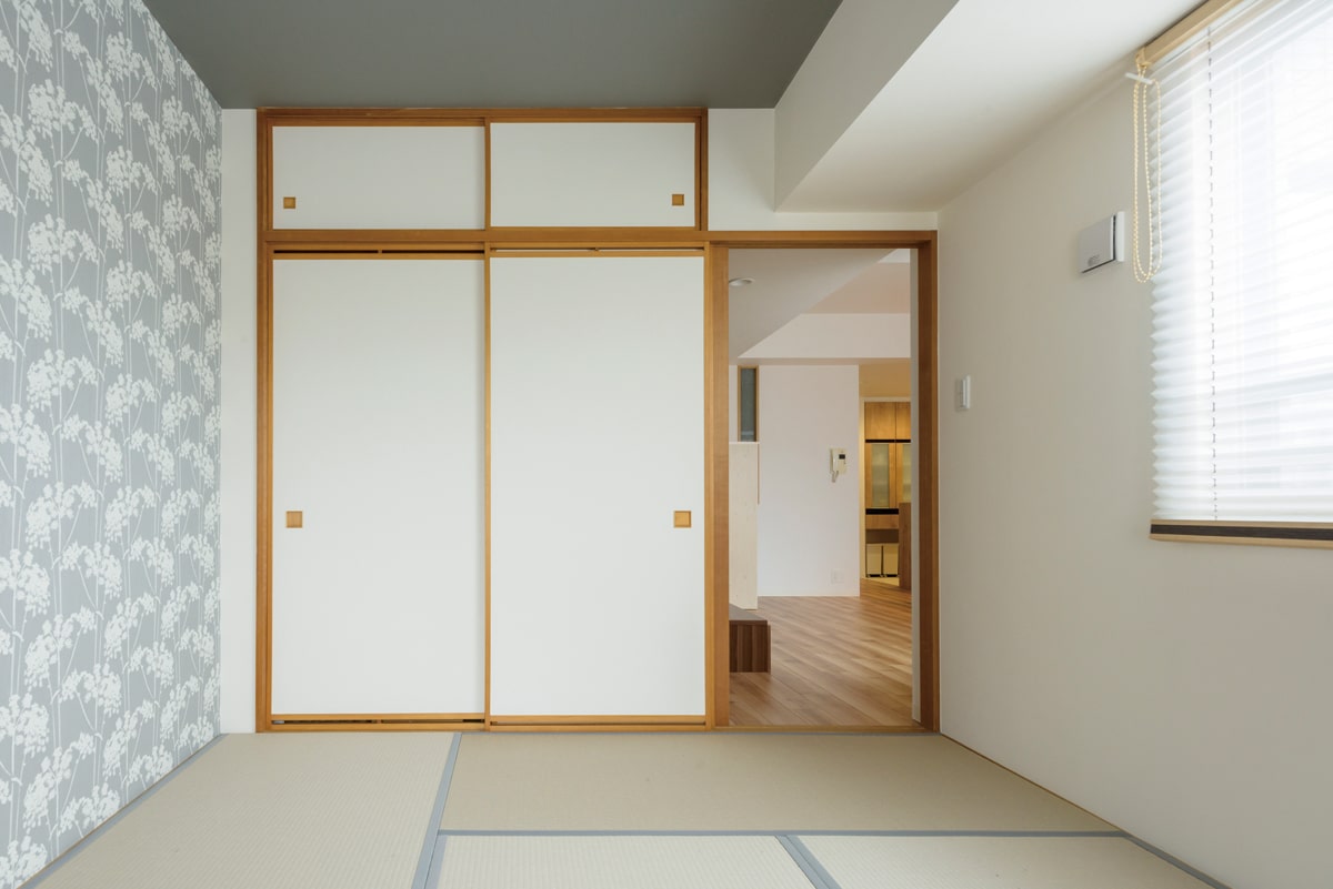 和室もブルーグレイを基調に、畳や洋風の壁紙に張り替え、モダンな印象に仕上げた