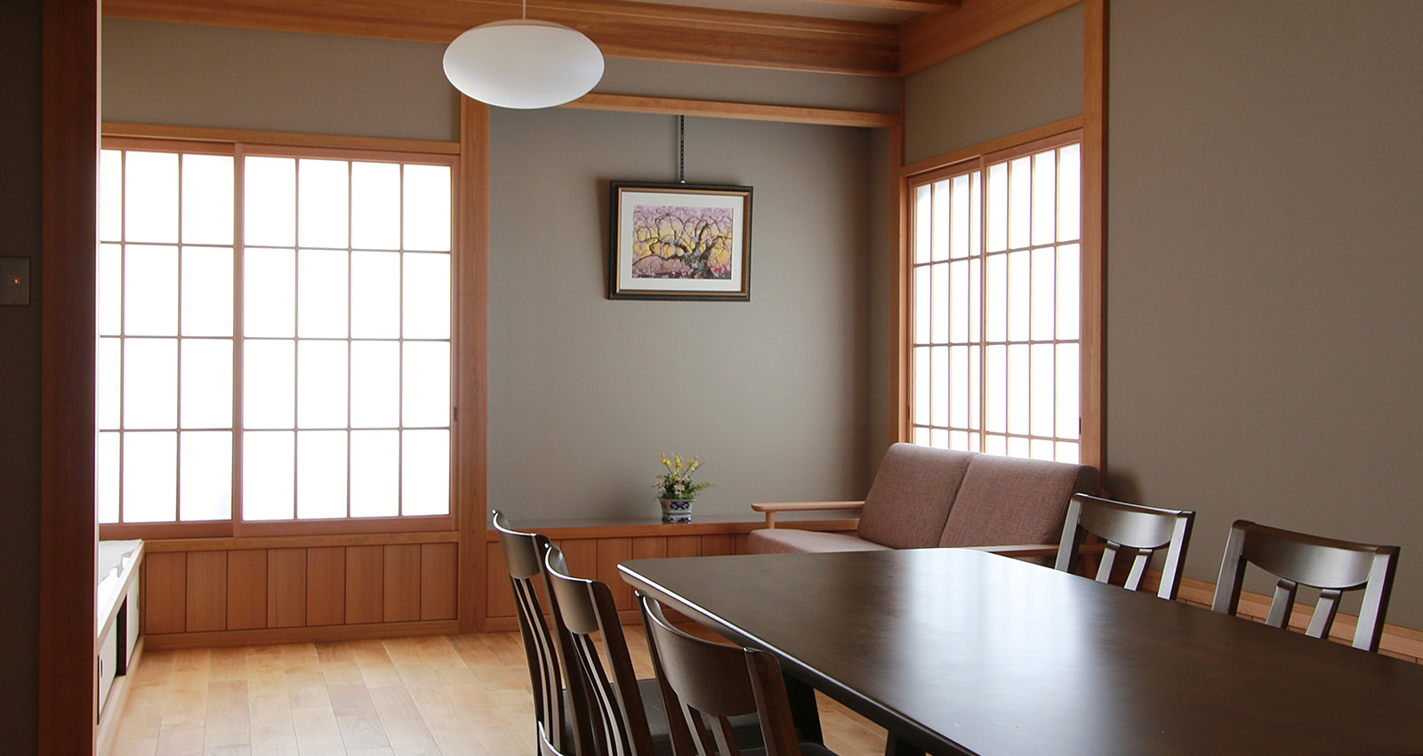 真壁のリビング・ダイニングに、障子を通して柔らかな光が満ちる