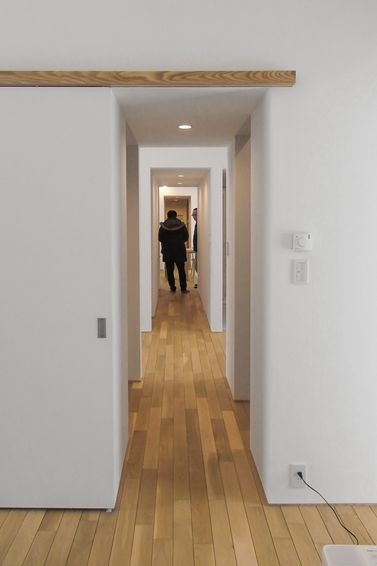 玄関から一直線に伸びた廊下が奥行き感が生み出す平屋。伸びやかな空間構成が特長