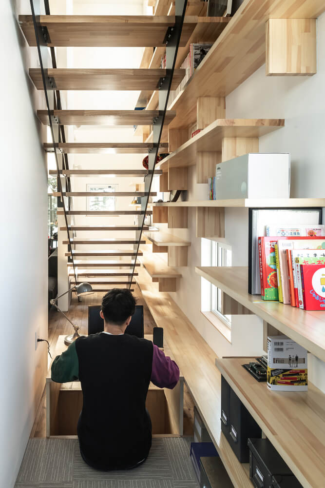 キッズスペースに書斎に 犬小屋 階段下は使い方いろいろ 階段 2階ホール 家づくりのアイデア Replan リプラン Webmagazine キッズスペースに書斎に 犬小屋 階段下は使い方いろいろ 階段 2階ホール 家づくりのアイデア Replan リプラン Webmagazine