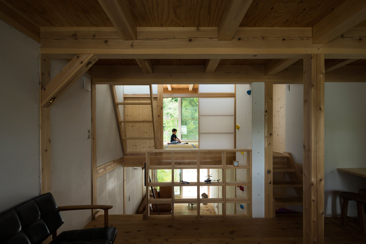 うなぎの寝床のような縦長の敷地に建てられた住宅で、空間の高さを生かしたスキップフロア。間仕切り壁が少なく各部屋がつながりがちなので、快適な温熱環境を保つための住宅性能と暖冷房計画が大事