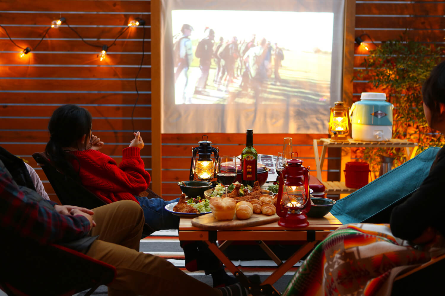 夜は外のテラスで食事をしながら、映画が楽しめる。自宅だからこそできるラクで楽しいアウトドアライフ