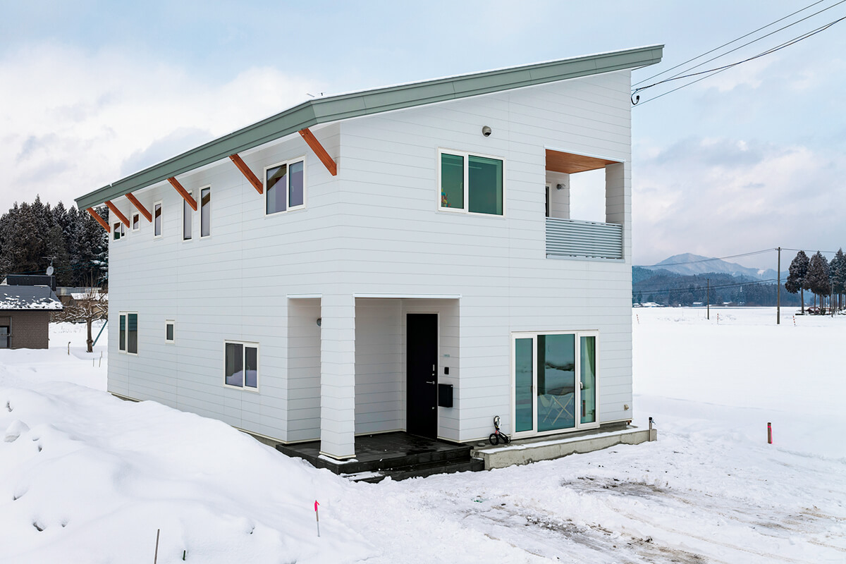 大きな片流れ屋根が印象的な総2階建て。90㎝の軒を支える補強材は「方杖」と呼ばれ、角館の蔵などにも見られる