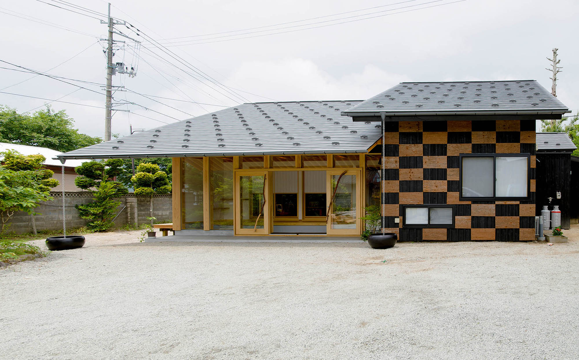 既存の鉄骨構造を活かしたリノベーションで、生まれ変わった家族の居場所。離れだったこの建物に親世帯が居住