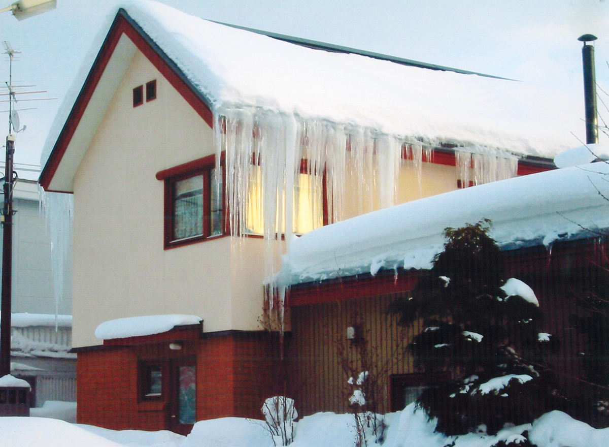 写真6 雪止め付き屋根で断熱欠陥により巨大なツララが生じた欠陥例