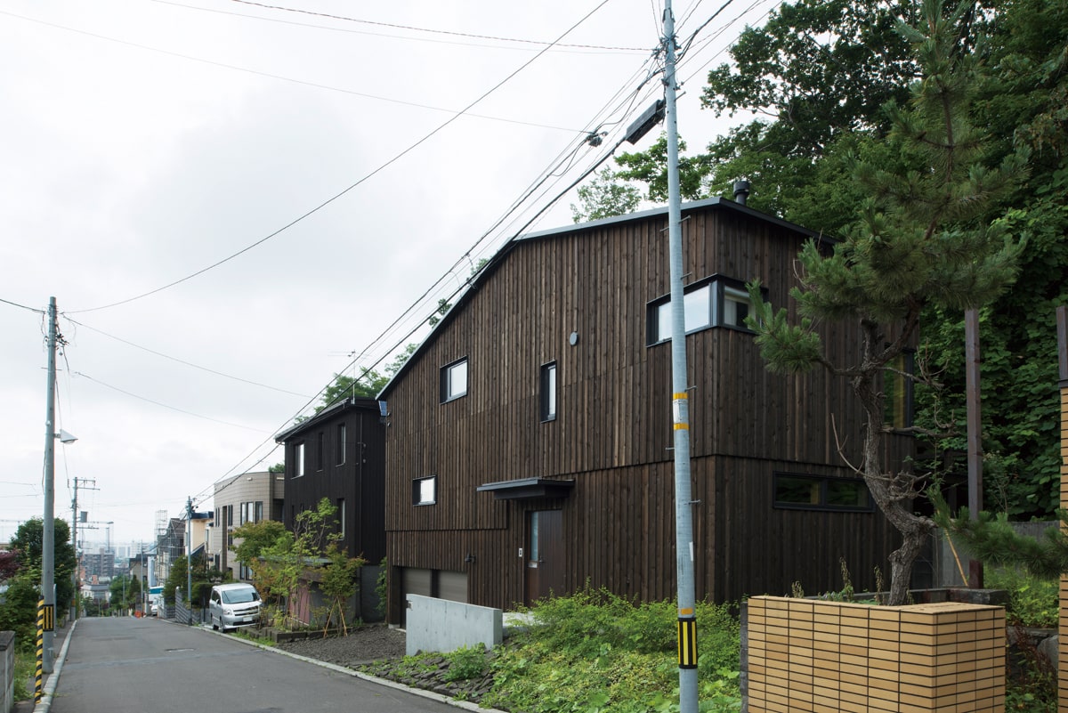 都心に近く、自然もすぐ側。土地だけを探すのではなく、空き家も探して理想の住まいを手に入れた