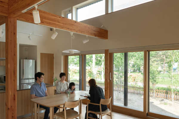 木の香りに包まれて暮らす、片流れ屋根の平屋の住まい