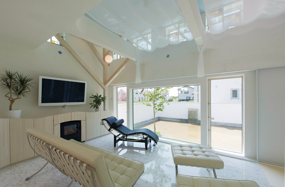 吹き抜けの天井カーテンを広げれば、カーテンの上にエアコンの風がまわり、2階へ冷気や暖気を運ぶことができる。高断熱仕様のため、エアコン1台で家中の冷暖房が可能