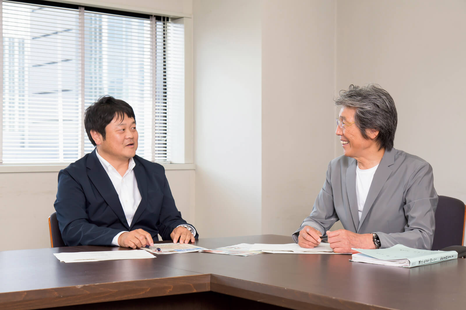 新会長 菅原工務店・菅原順一氏（左）と前会長 佐七建設・佐々木実氏（右）