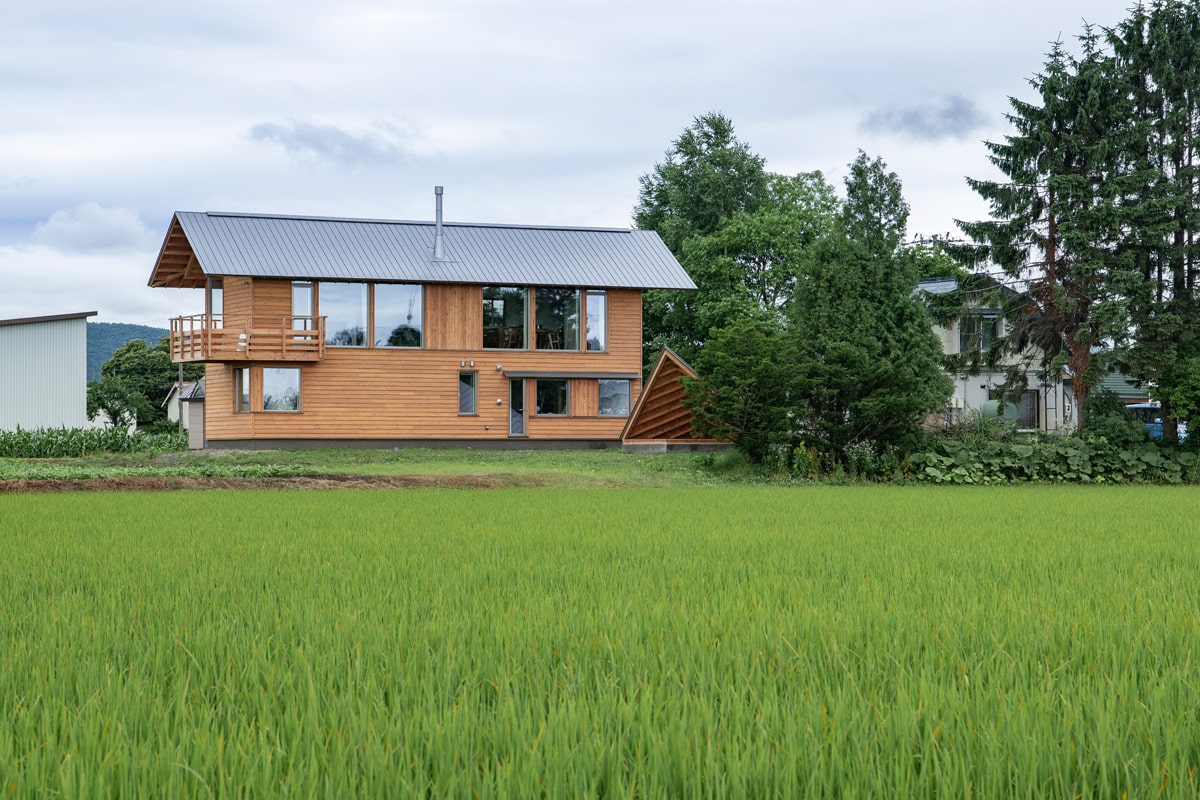 目の前に田んぼが広がるロケーションに建つOさんのお住まい