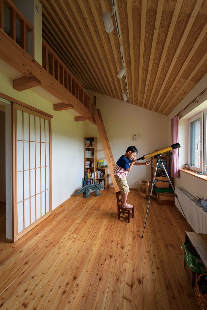 斜め天井の高さを生かしロフトをつけた子ども部屋。建具は障子張りの引き戸に