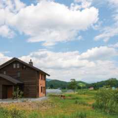周りの景色に溶け込む外観。一部レンガ張りの部分にはツル系の植物を這わせる予定