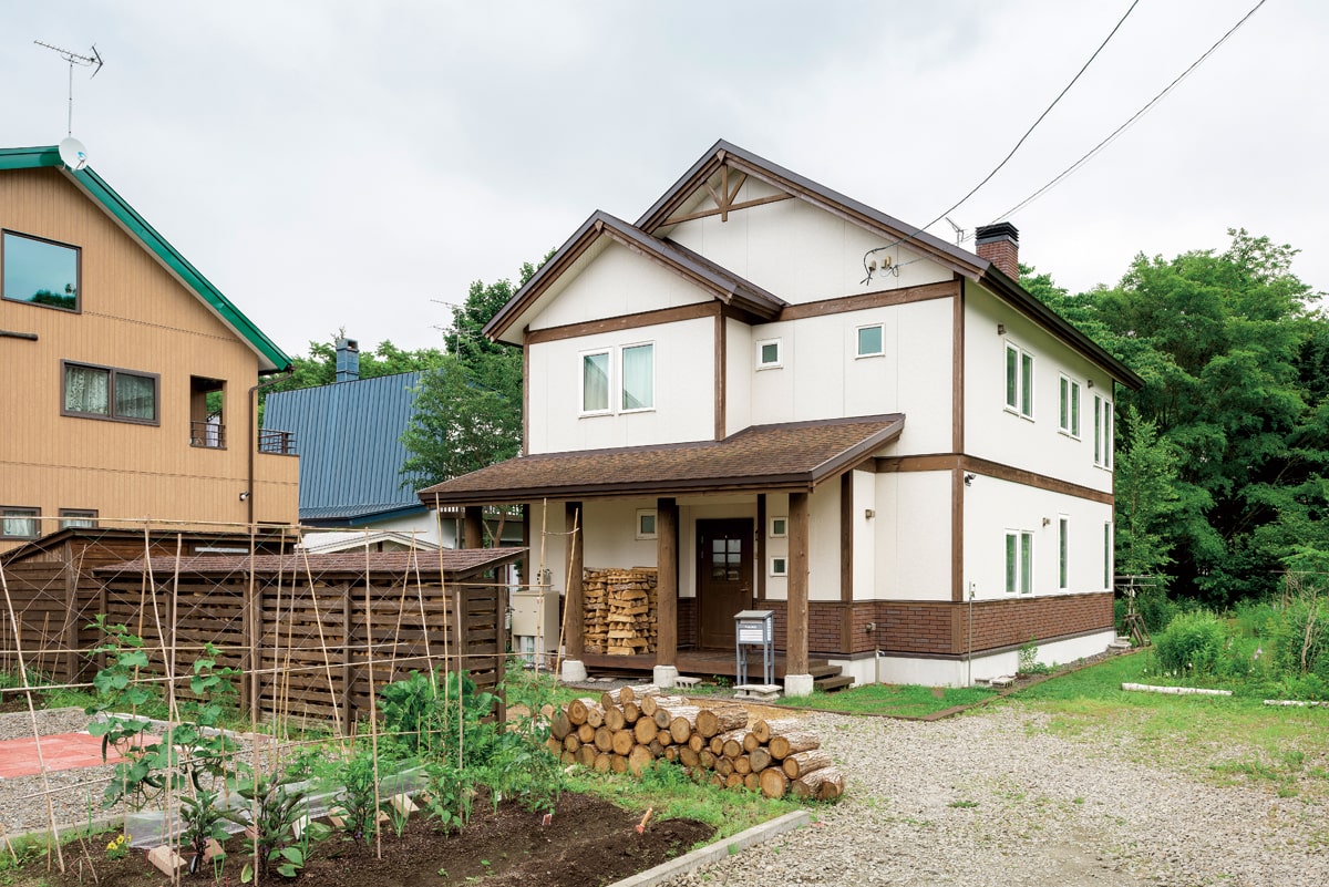 Uさんが購入した200坪の土地は、希望よりも広すぎたため、公道側の一部を売却。雑木林と小川に近い場所に、住まいを建てた