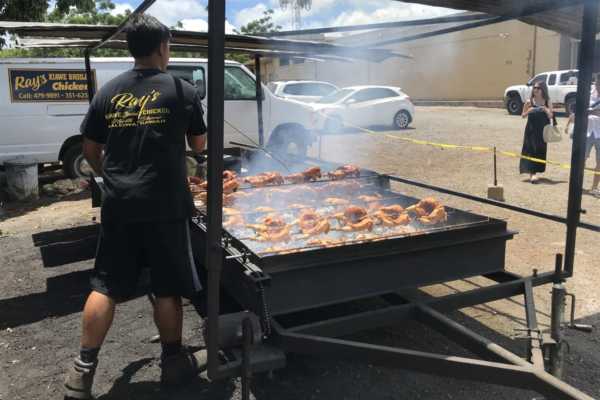 ハワイで人気のB級グルメ「フリフリチキン」！