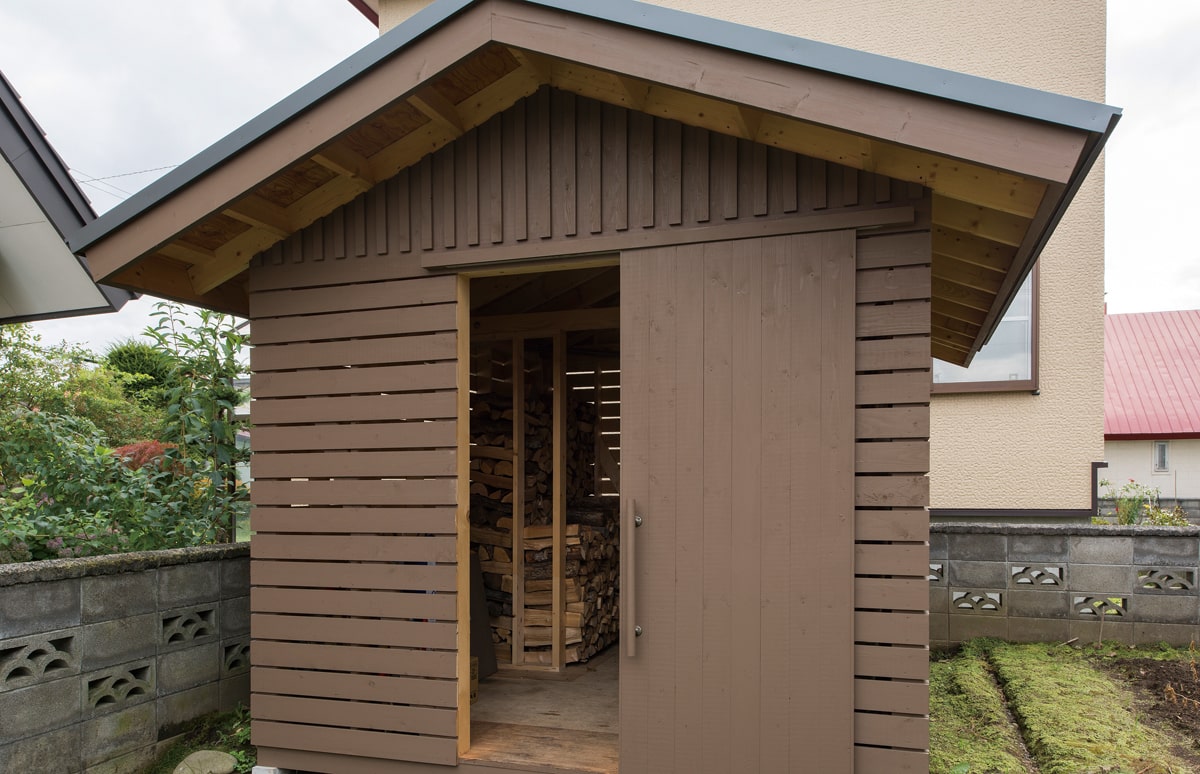 今年新しく設置した薪用の小屋。2年分を備蓄するのが理想的なのだとか