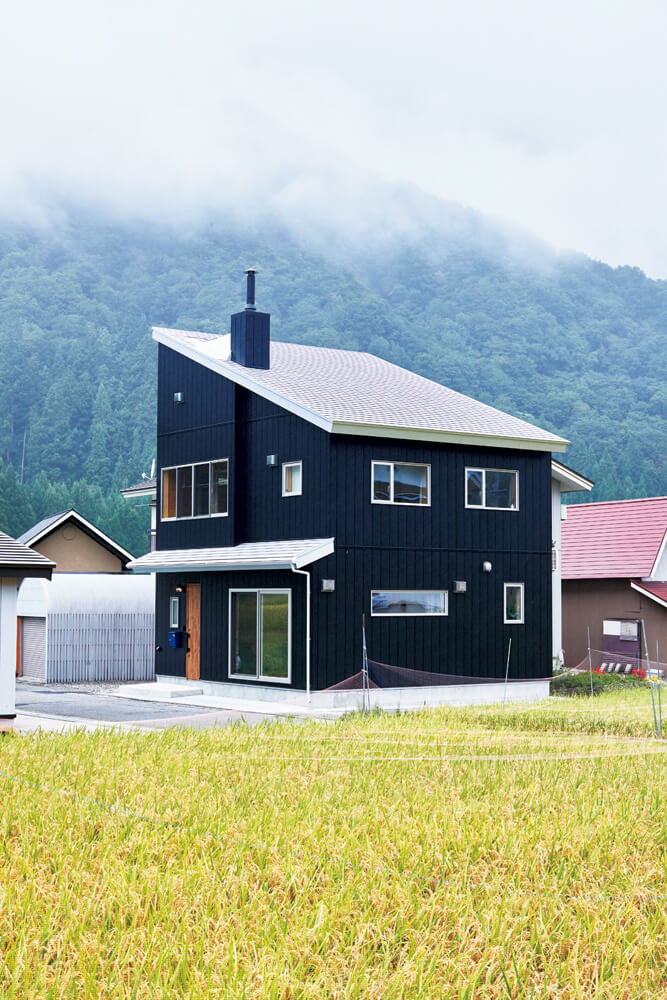 豊かな自然に、コンパクトながら片流れ屋根が印象的な外観のTさん宅。デザイン性も高く、雪の多い会津では積雪対策にもなる