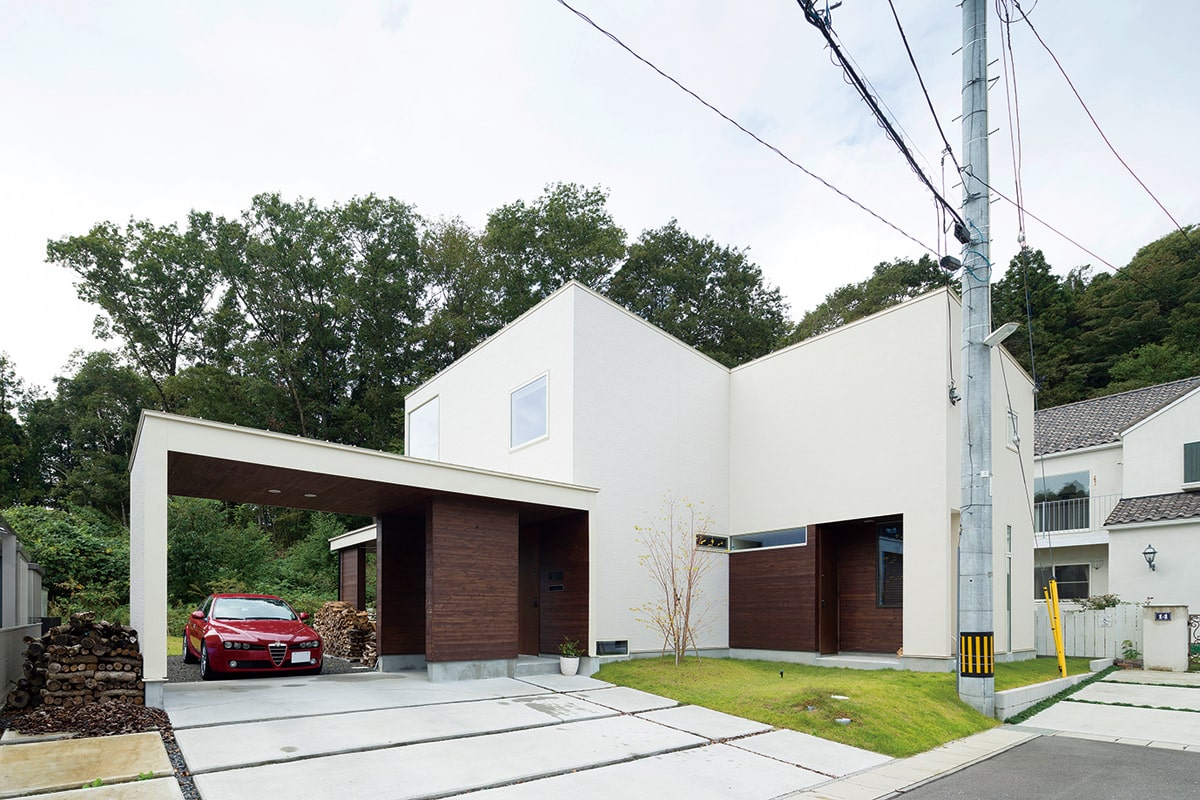 森に寄り添うように建つＳさん宅。実際の建坪以上に大きく見えるのはデザインの妙