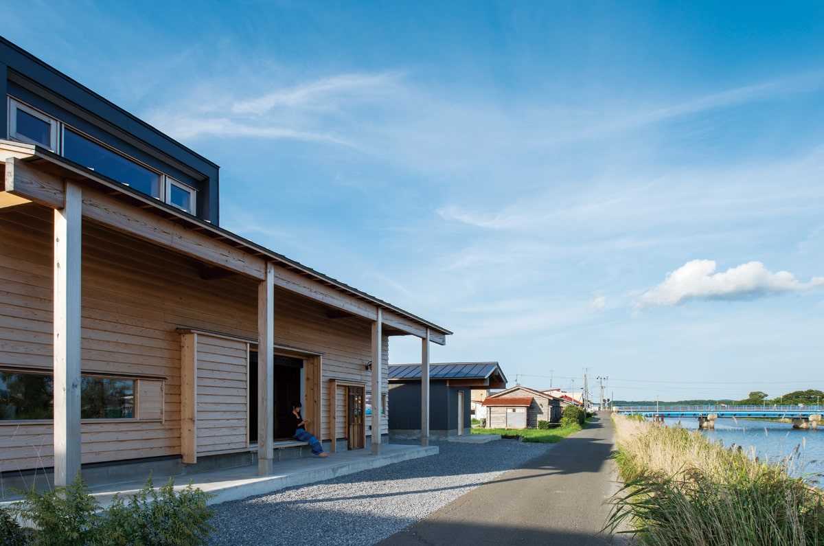 庇の下の縁側は社交の場。川に面した入り口は古い建具を使っているので低く、潜り戸のような風情が