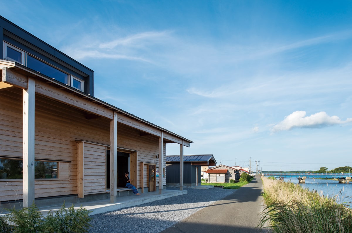 庇の下の縁側は社交の場。川に面した入り口は古い建具を使っているので低く、潜り戸のような風情が