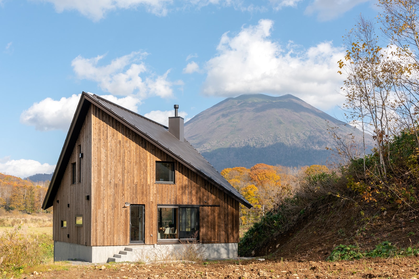 アプローチと反対側から見ると2階建てのよう。傾斜地を生かしていることがわかる