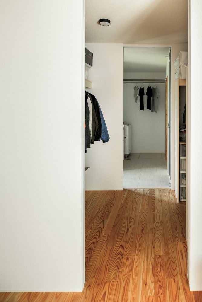 主寝室はユーティリティ、大容量のウォークインクローゼットと1本の動線で結ばれている。洗濯と物干し、収納までをまとめてできるので、家事効率がぐんとアップした